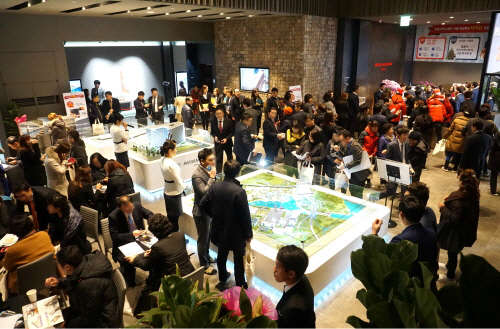 (사진='호텔 마리나베이 서울' 모델하우스를 둘러보는 방문객들)